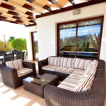 Luxury With Private Pool In A Very Convenient Location In Coral Bay * Peyia