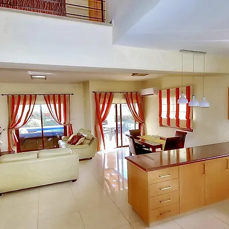 Villa Luxury With Private Pool In A Very Convenient Location In Coral Bay *